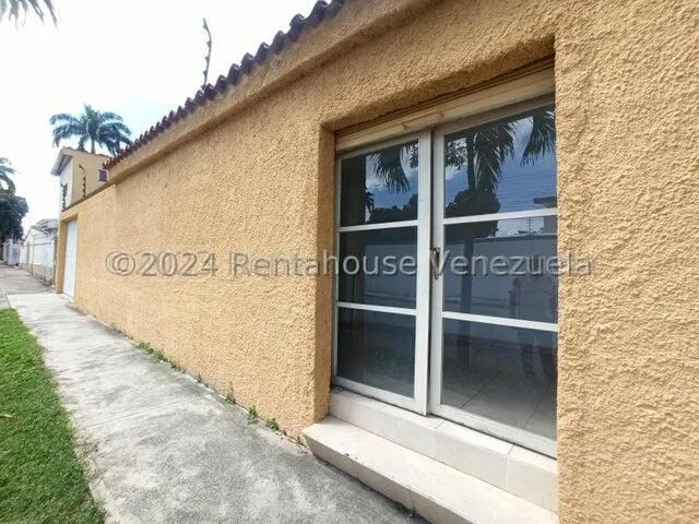 Sara Pastrán Alquila Hermoso Y Potencial Local Comercial En El Este De Barquisimeto A Pie De Calle Código 25-4998 Sps