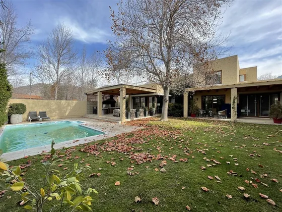 Casa En Venta De 4 Dorm. En Lo Barnechea Santiago College
