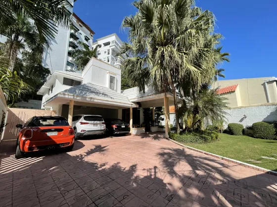 Casa En Los Cacicazgos De 3 Habitaciones Con 780m2 De Solar Patio Amplio, Solo Clietes, No Broker