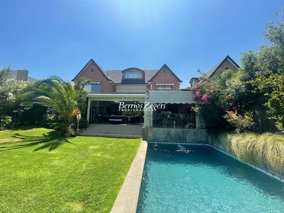 Casa En Venta De 5 Dorm. 5 Baños Servicios Foresta Oriente