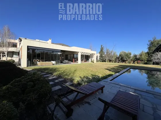 Casa En Venta De 5 Dorm. En Condominio Hacienda Chicureo