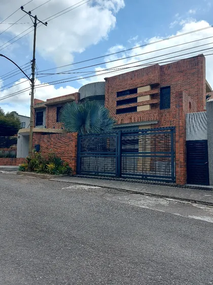 Casa Moderna De 800 Mts 6 Hab 10 Baños 7 Puestos 