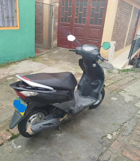 Moto Suzuki Lets