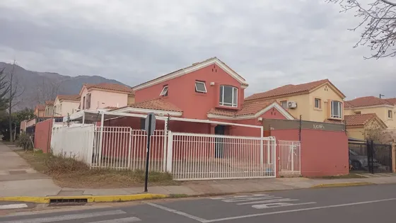 Estupenda Y Amplia Casa En Sector Residencial De Peñalolén