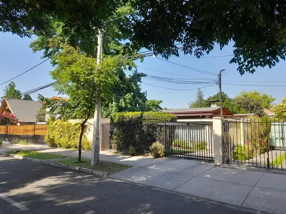 Casa En Venta De 4 Dorm. En La Reina
