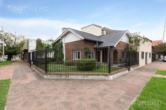 Venta Casa 5 Ambientes Caseros Norte. Acepta Permuta