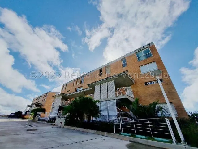 Amplio Y Cómodo Apartamento De Tres Niveles En Venta Totalmente Amoblado. Urb. Alto Hatillo.