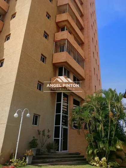 Apartamento En Venta Av El Milagro Maracaibo Api 6905