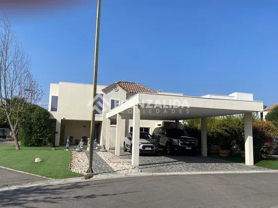 Casa En Venta De 5 Dorm. En Chicureo