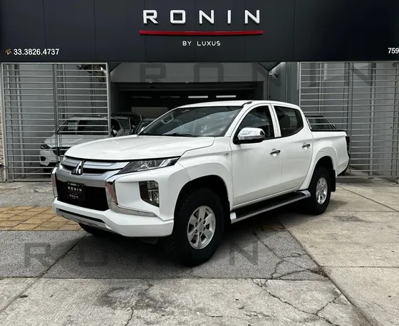 Mitsubishi L200 2.4 Cabina Doble 4x2 Mt
