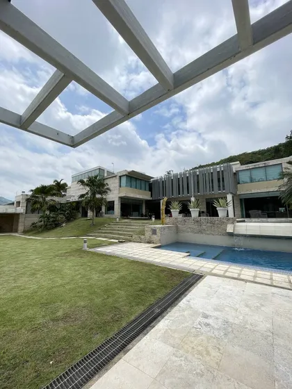 Majetuosa Casa En La Prestigiosa Urb Guaparo Yany