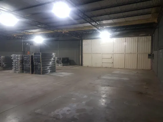 Alquilo Hermoso Galpón, 300 Mts2, Cam De Seguridad, Alarma. B° Los Boulevares