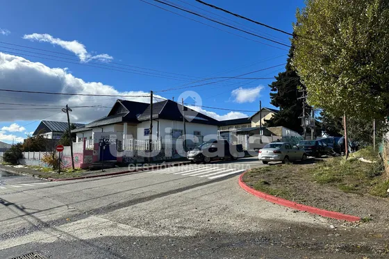 Casa Céntrica En Terreno Con Amplia Factibilidad - Venta