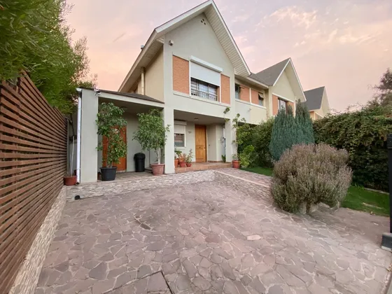 Excelente Casa De 3 Pisos, Pareada