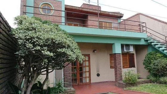En Venta Chalet Int.de 6 Amb.con Garage En Dos Plantas (080)