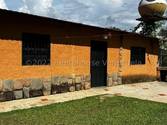 Teresita Luigi Terreno En Venta En Barrera, Libertador, En Conjunto Privado Con Casa De 1 Habitacion, 1 Bano Y Cocina, Caballeriza Con Dos Cocinas Y Mas 27-3444 Sep30