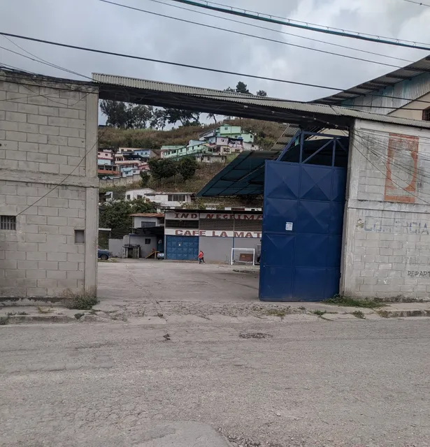 Vende Terreno Con Una Extensión De 9.815m², Con Fábrica Torrefactora De Café En La Zona Industrial Del Tambor, Los Teques.   Inf. Ma. Fda. Varela