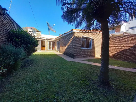 Alquilo Casa C/barbacoa + Apto. En Excelente Ubicación
