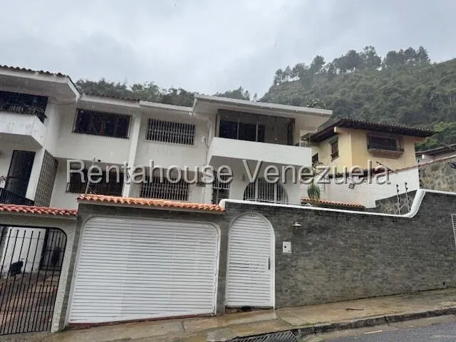 Hermosa Casa Multi Niveles Ubicada En Calle Cerrada En Venta En Prados Del Este Yf