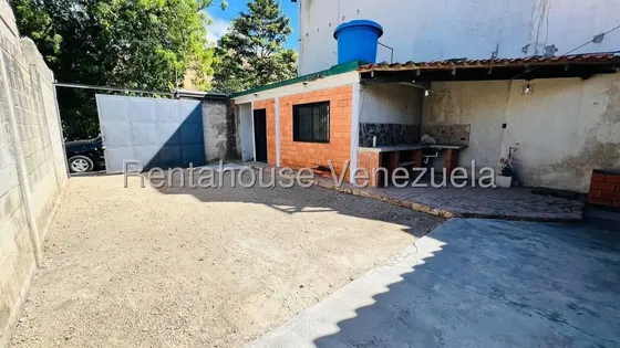 Terreno En Venta Con Bienhechuría, Urbanización La Floresta, Turmero, Estado Aragua, 26-11553 Gf