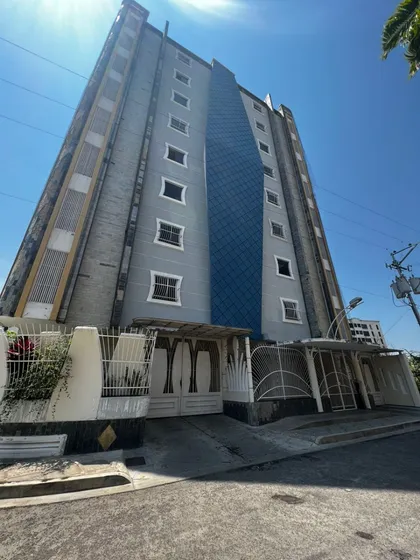 Alquiler De Bello Apartamento, Totalmente Remodelado Y Amoblado, Ubicado En Av. Fueras Aereas.