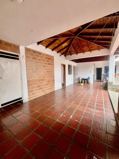 Ezp Venta Amplia Quinta En *san Diego* *sector Sábana Del Medio* Terreno: 333,33mts Construcción: 540mts2 _distribuidos En Dos Niveles_: *planta Baja* 2 Habitaciones Una De Ellas Con Clóset Y Ba