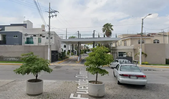 ¡¡gran Oportunidad De Inversión!!  Adquiere Esta Hermosa Y Amplia Casa En Una De Las Mejores Zonas De Zapopan Jalisco.