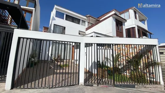 Casa En Venta De 4 Dorm. En Iquique
