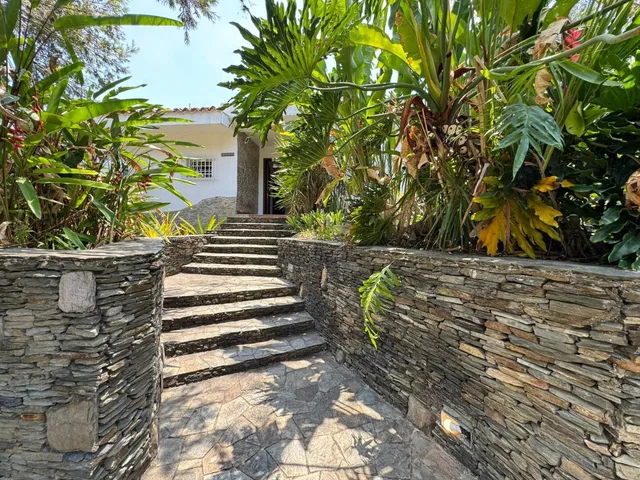 Annic Coronado Vende  Casa Ubicada En La Urb. La Viña - Calle Páez Para Remodelar  Ref. 281764