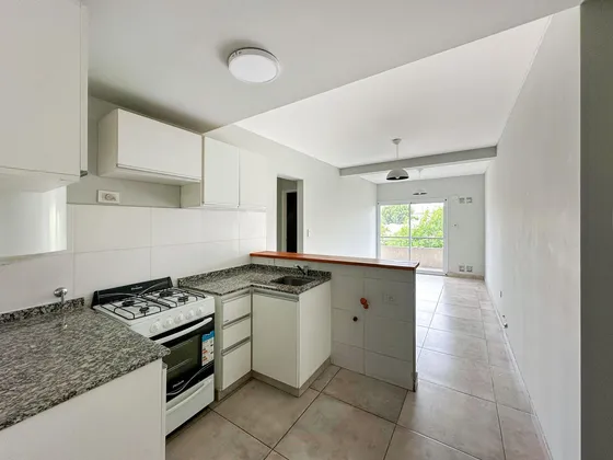 Departamento De 1 Dormitorio Con Balcón Al Frente En Alquiler