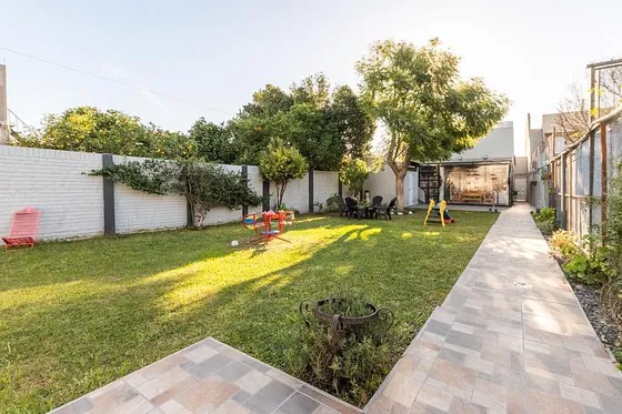 Casa Con Departamento 3 Ambientes Quincho Patio Jardin Terraza Cochera Lavadero En Lanus Oeste