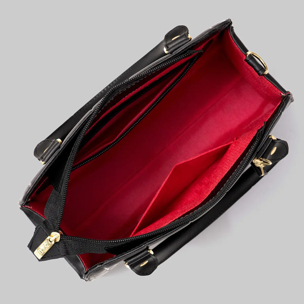 Bolsa preta com fechamento e alça de mão em selten, visão superior