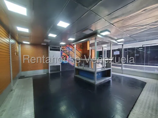 Raiza Suárez Alquila Local Comercial A Pie De Calle Con 3 Niveles Ubicado En El Centro De Barquisimeto 2 5 1 6 4 6 4 Con Alto Tráfico Vehicular Y Peatonal