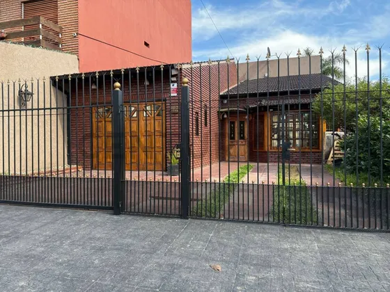 Venta Casa 4 Ambientes Lomas Del Mirador Escritorio Pileta Parrilla