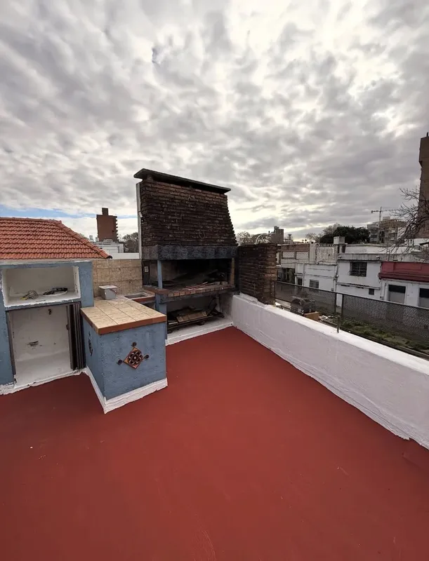 Casa En Alquiler Zona Buceo,2 Dorm Y Gran Azotea Con Parrillero.