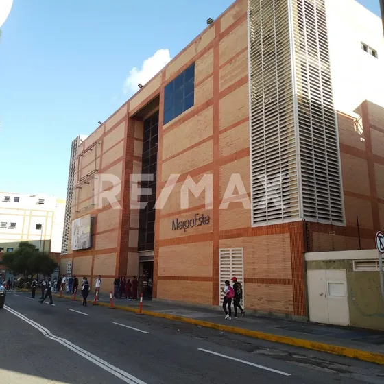 Se Ofrece En Alquiler Local Comercial En Merpoeste Chacao