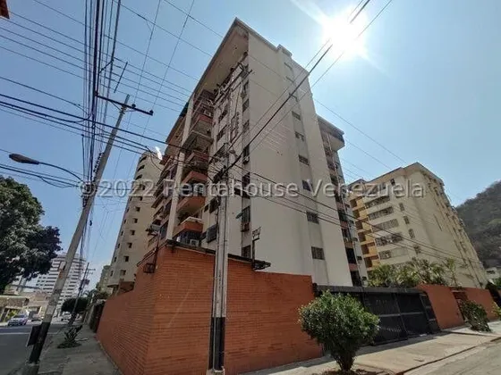 Amplio Apartamento E Venta Urb. Calicanto, Maracay, Conectado A Pozo, 25-13326 Mv