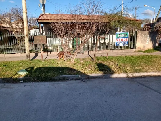 Casa En Venta En Esquina En Isidro Casanova