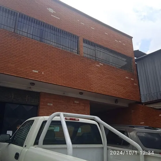 Se Alquila / Vende Amplio Y Cómodo Galpón/edificio En Boleíta Sur. (r.o)