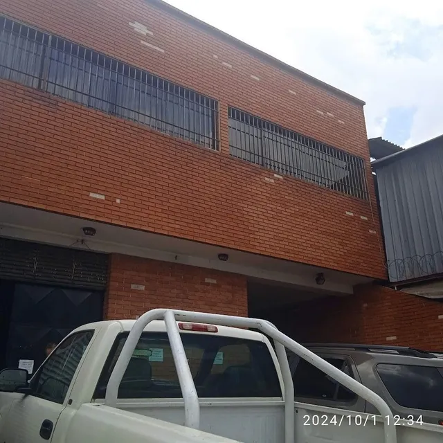 Se Alquila / Vende Amplio Y Cómodo Galpón/edificio En Boleíta Sur. (r.o)