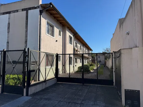 Alquiler Permanente Departamento 2 Ambientes Con Cochera - 