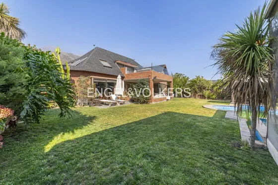 En Venta 5d, 4b + Serv., 294 Const Y 686 Terreno.