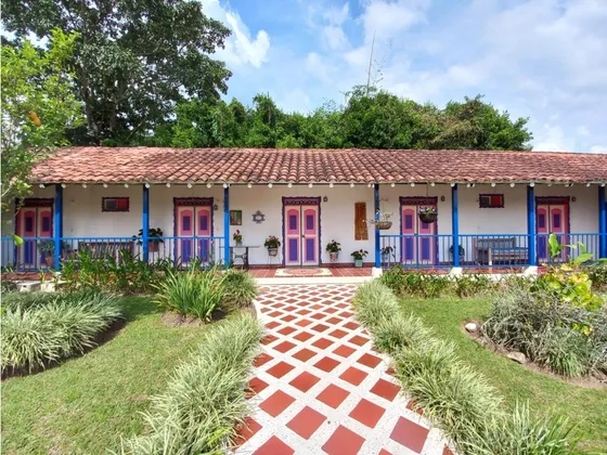 Se Vende Finca Hotel En Pueblo Tapao - Montengro - Quindío