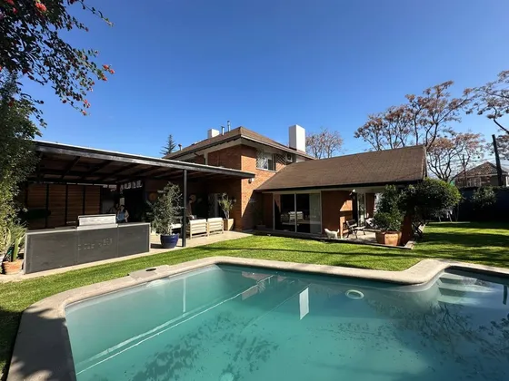 Casa Con Lindo Jardín/alto Las Condes