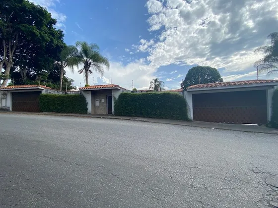 En Venta Casa La Lagunita  4h+3s 9b+2s 12 Pe.