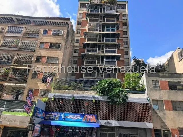 Cómodo Apartamento Céntrico En Venta. Urb. La Candelaria.