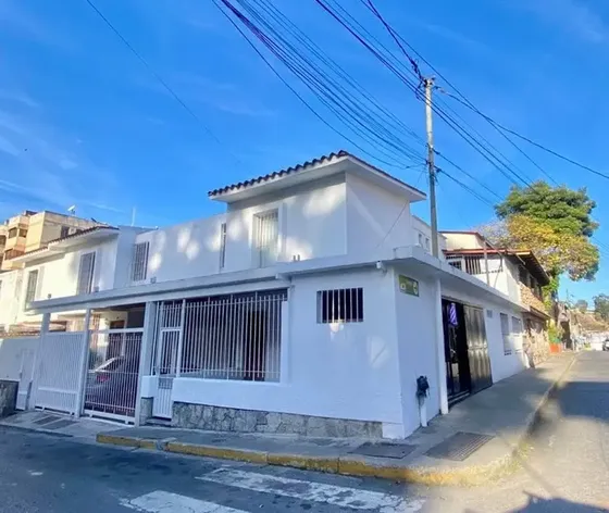 Casa Comercial/ Alquiler/ Baruta/ 130 M2/ 4hab-3b-1p/