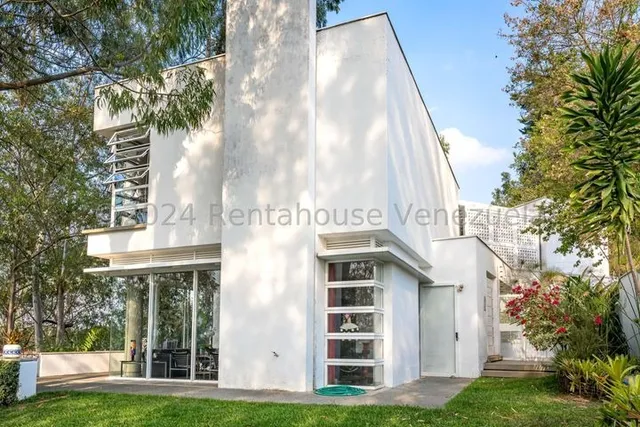 Casa En Venta En Los Naranjos Espectacular En Calle Cerrada Con Vigilancia Y Anexo Independiente 25-17463 Jc