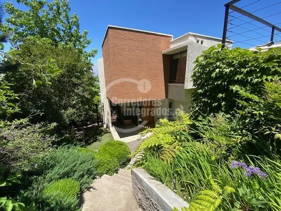 Casa En Venta De 4 Dorm. En Lo Barnechea Condominio
