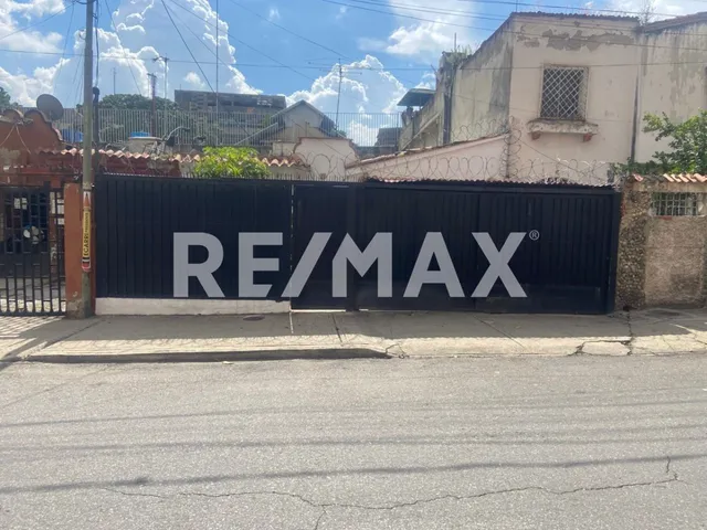 Se Vende Amplia Casa En La Calle Sevilla De La Urbanización San Martin 
